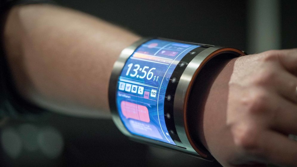 SETRAM, Operador Logístico Multimodal, especializado en automoción desde 1982, está muy interesada en explicar las nuevas aplicaciones tecnológicas a esta industria estratégica. Durante los últimos seis años, SETRAM ha publicado en este espacio web numerosos reportajes y análisis sobre los coches eléctricos, la conectividad de serie a Internet, nuevos combustibles, la conducción autónoma, las sinergias de comunicaciones entre los dispositivos móviles y el automóvil, etc. La conducción autónoma del coche es una de las innovaciones frontera, que marcará un antes y un después en nuestras vidas. Sus implicaciones legales, las derivaciones para las compañías de seguros, las consecuencias para los procesos supply chain....conforman una gran cantidad de cambios a dilucidar en los próximos meses o años